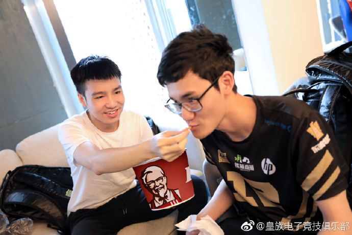 RNG赛后猛吃肯德基引粉丝吐槽：这群胖子快醒醒吧