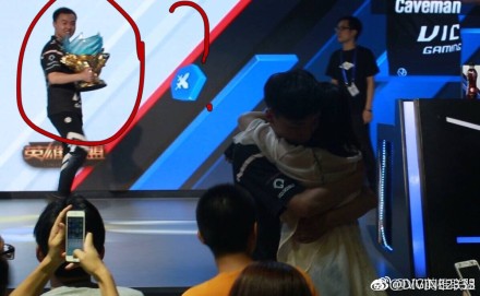 VG官博搞事：丁皇捧杯他们却在拥抱，赢了比赛输了人生？