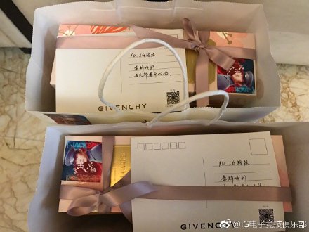 阿水和Baolan与易烊千玺合影 电竞TFboys？_1