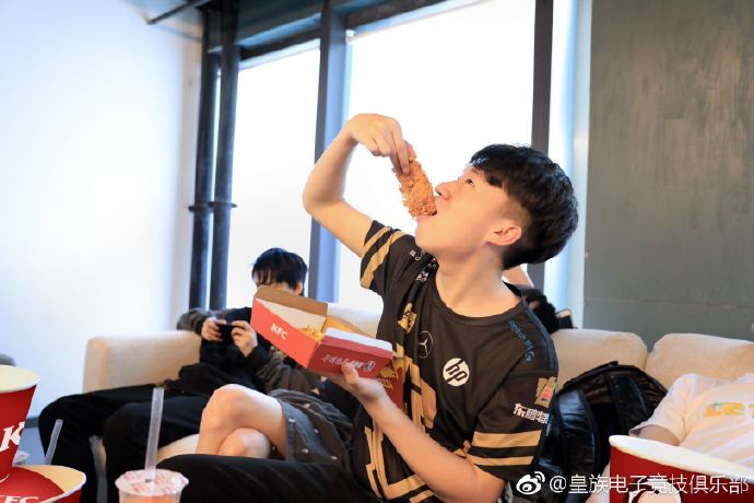 RNG赛后猛吃肯德基引粉丝吐槽：这群胖子快醒醒吧