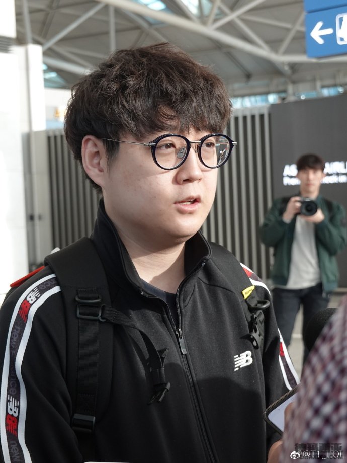 SKT官博晒队员出征照 全员出发前往越南