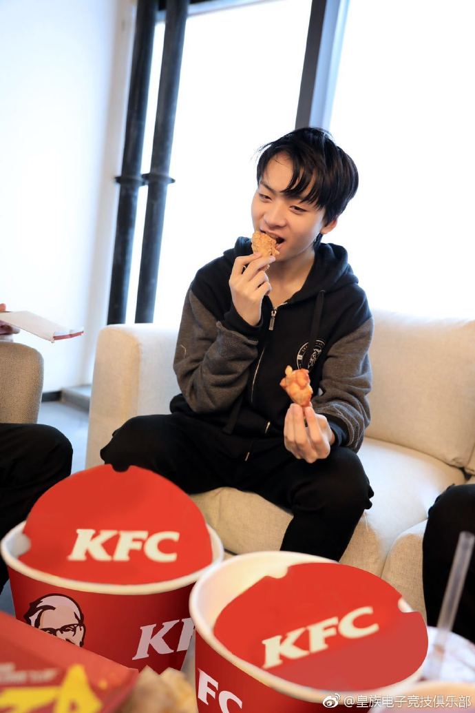 RNG赛后猛吃肯德基引粉丝吐槽：这群胖子快醒醒吧