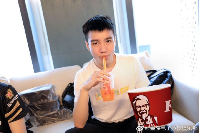RNG赛后猛吃肯德基引粉丝吐槽：这群胖子快醒醒吧