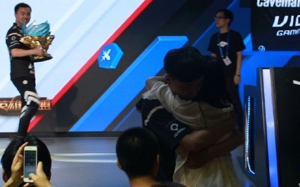 VG官博搞事：丁皇捧杯他们却在拥抱，赢了比赛输了人生？